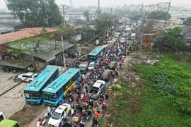 Ách tắc trên tuyến đường 70, đoạn qua Nghĩa trang Văn Điển. (Ảnh: Tuấn Anh/TTXVN) 