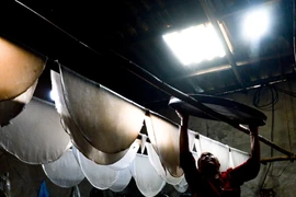 Bà con đổ bột vào khuôn tráng lớn, sau đó thả trực tiếp vào nồi nước sôi để hấp chín, sau khoảng 7-10 phút, bánh phở được lấy ra khỏi khuôn và phơi trên các sào tre. 