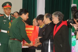 Bộ trưởng Quốc phòng, Đại tướng Phan Văn Giang tặng quà cho gia đình chính sách, người có công với cách mạng tỉnh Bình Định. (Ảnh: Sỹ Thắng/TTXVN)