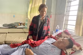 Tài xế Nguyễn Tú Sinh (57 tuổi) - người may mắn sống sót sau vụ tai nạn kinh hoàng khiến 3 thành viên của Câu lạc bộ Bóng đá Hoàng Anh Gia Lai tử vong - hiện đang được điều trị tại Bệnh viện Đa khoa tỉnh Gia Lai. (Ảnh: Quang Thái- TTXVN