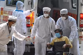 Chuyển bệnh nhân nhiễm COVID-19 tới bệnh viện ở Mumbai, Ấn Độ. (Ảnh: AFP/TTXVN) 