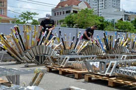 Đội pháo hoa Pháp tích cực chuẩn bị cho màn ra mắt lần đầu tiên tại Lễ hội pháo hoa quốc tế Đà Nẵng 2023. (Ảnh: Quốc Dũng/TTXVN)