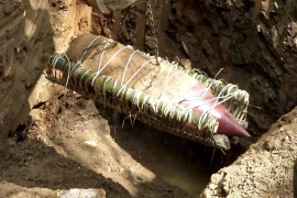 Đưa quả bom vào vị trí hủy nổ. (Ảnh: TTXVN phát)