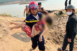 Tìm thấy thi thể hai cháu Th.Tr (12 tuổi) và Th.T (10 tuổi) tại khu vực đập Đăk Yên, thuộc thôn 1 (xã Hòa Bình). (Ảnh: Khoa Chương/TTXVN)