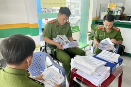 Lực lượng công an kiểm tra tại trụ sở chính của Công ty F88 ở địa chỉ 414, Quốc lộ 91, thị trấn Cái Dầu, huyện Châu Phú, tỉnh An Giang. (Ảnh: Công Mạo/TTXVN)