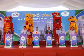 Lãnh đạo tỉnh Đồng Tháp và chủ đầu tư thực hiện nghi thức khởi công xây dựng dự án nhà ở xã hội Mỹ Phú-Lotus Garden. (Ảnh: Nhựt An/TTXVN) 
