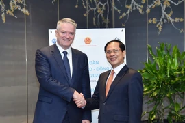 Bộ trưởng Ngoại giao Bùi Thanh Sơn gặp Tổng Thư ký Tổ chức Hợp tác và Phát triển Kinh tế (OECD) Mathias Cormann. (Ảnh: Lâm Khánh/TTXVN) 