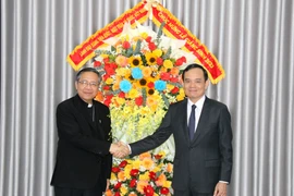 Phó Thủ tướng Trần Lưu Quang chúc mừng Giáng sinh Giám mục Giáo phận Phan Thiết Giuse Đỗ Mạnh Hùng. (Ảnh: Nguyễn Thanh/TTXVN)