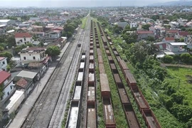 Dự án đường sắt Yên Viên-Cái Lân "treo" quá lâu khiến các toa tàu, tà vẹt, đường ray lâu không vận hành đã xuống cấp, hoen rỉ. (Ảnh: Thanh Vân/TTXVN) 