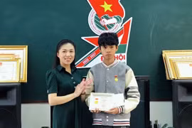 Chị Trần Diệp Mỹ Dung, Phó Bí thư Tỉnh Đoàn, Chủ tịch Hội đồng Đội tỉnh Lâm Đồng thừa ủy quyền của Trung ương Đoàn trao tặng Huy hiệu Tuổi trẻ dũng cảm cho em Nguyễn Trung Hiếu. (Ảnh: TTXVN phát)