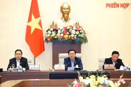 Chủ tịch Quốc hội Vương Đình Huệ phát biểu tại phiên họp thứ 28, Ủy ban Thường vụ Quốc hội sáng 18/12. (Ảnh: Doãn Tấn/TTXVN)