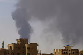 Người dân sơ tán khỏi Sudan tới cửa khẩu biên giới Rafah ở phía nam Dải Gaza, ngày 28/4/2023. (Nguồn: THX/TTXVN)