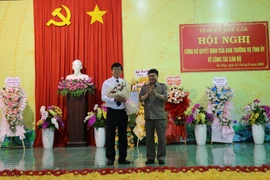 Lãnh đạo Tỉnh ủy Đắk Lắk trao quyết định cho ông Bùi Hồng Quý giữ chức vụ Bí thư Huyện ủy Ea Súp, nhiệm kỳ 2020-2025. (Ảnh: TTXVN phát) 