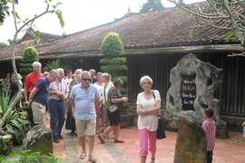 Du khách nước ngoài tham quan nhà cổ ông Kiệt tại Làng cổ Đông Hòa Hiệp, huyện Cái Bè. (Ảnh: Minh Trí/TTXVN) 
