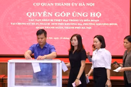 Cán bộ, công chức, viên chức và người lao động cơ quan Thành ủy Hà Nội quyên góp ủng hộ các nạn nhân trong vụ cháy chung cư mini tại quận Thanh Xuân. (Ảnh: Văn Điệp/TTXVN)