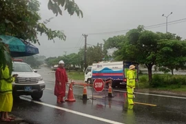 Cơ quan chức năng chặn xe lưu thông trên đèo Hải Vân phía thành phố Đà Nẵng. (Ảnh: TTXVN phát) 