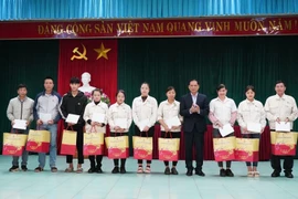 Bộ trưởng Ngoại giao Bùi Thanh Sơn tặng quà cho công nhân lao động có hoàn cảnh đặc biệt khó khăn trên địa bàn tỉnh Vĩnh Phúc. (Ảnh: TTXVN phát)