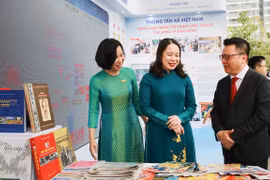 Phó Chủ tịch nước Võ Thị Ánh Xuân thăm gian trưng bày các ấn phẩm báo chí của Thông tấn xã Việt Nam tại Hội báo toàn quốc năm 2022. (Nguồn: TTXVN)