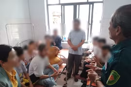 Các em học sinh bị ngộ độc thực phẩm điều trị tại bệnh viện. (Nguồn: Báo Đại đoàn kết)