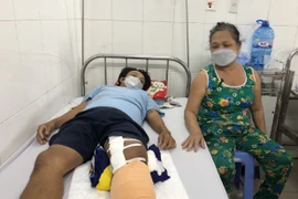 Anh Thái Văn H. đang được điều trị, theo dõi sức khỏe tại Bệnh viện Đa khoa tỉnh Bạc Liêu. (Ảnh: TTXVN phát)