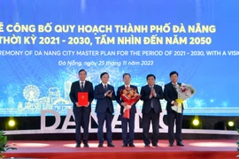 Phó Thủ tướng Chính phủ Trần Hồng Hà (thứ 2, từ trái sang) trao Quyết định Quy hoạch cho lãnh đạo thành phố Đà Nẵng. (Ảnh: Quốc Dũng/TTXVN) 