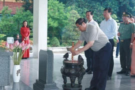 Thủ tướng Phạm Minh Chính dâng hương viếng Mộ Cụ Phó Bảng Nguyễn Sinh Sắc tại Khu Di tích Nguyễn Sinh Sắc. (Ảnh: Dương Giang/TTXVN) 