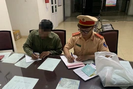 Tài xế có hành vi chở học sinh trên thùng xe trái quy định bị xử phạt vi phạm hành chính số tiền 900.000 đồng và tước giấy phép lái xe 2 tháng. (Nguồn: Công an Cẩm Phả)