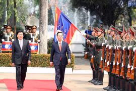 Chủ tịch nước Võ Văn Thưởng và Tổng Bí thư, Chủ tịch nước Lào Thongloun Sisoulith duyệt đội danh dự. (Ảnh: Thống Nhất/TTXVN) 
