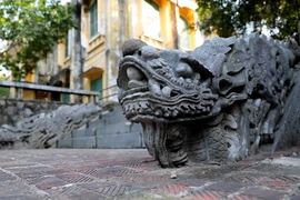 Bộ thành bậc Điện Kính Thiên, niên đại thế kỷ 17, hiện lưu giữ tại Trung tâm Bảo tồn Di sản Thăng Long-Hà Nội. (Ảnh: Thanh Tùng/TTXVN) 
