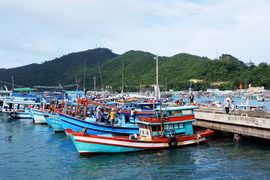 Tàu cá neo đậu tại cảng cá xã An Sơn, huyện đảo Kiên Hải. (Ảnh: Hồng Đạt/TTXVN)