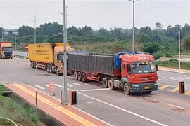 Xe vận chuyển hàng hóa qua Cửa khẩu quốc tế Móng Cái. (Ảnh: Văn Đức/TTXVN) 