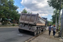 Xe ôtô gây tai nạn tại hiện trường. (Ảnh: TTXVN phát)