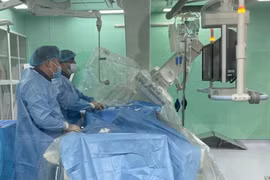 Các bác sỹ liên chuyên khoa tiến hành can thiệp cứu sống bệnh nhân. (Ảnh: TTXVN phát)
