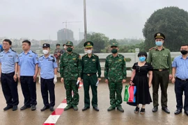 Chị N được Cục Công an Thành phố Đông Hưng, Trung Quốc bàn giao cho Công an Thành phố Móng Cái. (Nguồn: Công an Thành phố Móng Cái)