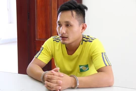 Đối tượng Lô Văn Tuấn tại cơ quan công an. (Ảnh: TTXVN phát)