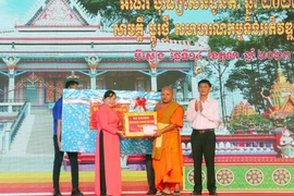 Lãnh đạo Tỉnh ủy Sóc Trăng trao quà chúc mừng đến trụ trì chùa Sro Lôn nhân dịp lễ Sene Dolta. (Ảnh: Tuấn Phi/TTXVN)