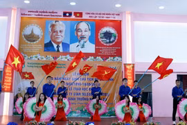 Tiết mục văn nghệ do các học sinh Trường Song ngữ Lào-Việt Nam Nguyễn Du biểu diễn. (Ảnh: Phạm Kiên/TTXVN)