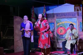 Các nghệ nhân biểu diễn hô hát Bài Chòi lời cổ phục vụ người dân và du khách tại Đà Nẵng năm 2023. (Ảnh: Trần Lê Lâm/TTXVN)