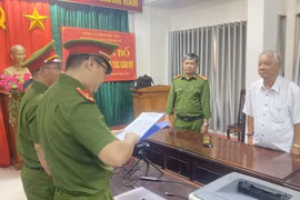 Cơ quan Cảnh sát Điều tra Công an tỉnh Phú Yên đọc Quyết định khởi tố vụ án hình sự, khởi tố bị can đối với ông Phạm Đình Cự. (Ảnh: Tường Quân/TTXVN)