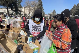 Người dân nhận hàng cứu trợ tại Hatay, Thổ Nhĩ Kỳ. (Ảnh: Hải Linh/TTXVN)