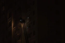 Các cơ quan chức năng đang tiến hành mọi cách để giải cứu các nạn nhân, nhưng rất nhiều căn nhà cao trên 15 tầng khiến cho việc cứu hộ trở nên rất khó khăn. (Ảnh: Minh Chiến/Vietnam+)