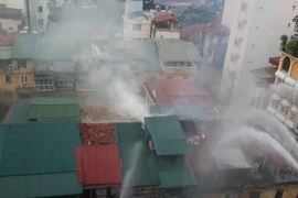 Một vụ cháy lớn xảy ra tại khu tập thể cũ phố Trần Quốc Toản, quận Hoàn Kiếm, Hà Nội. ​(Ảnh: Võ Phương/Vietnam+)