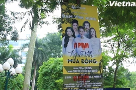 Hình ảnh ca sỹ Đàm Vĩnh Hưng in trên chiếc tấm băng-rôn quảng cáo cho chương trình ca nhạc “Người tình mùa Đông” bỗng xuất hiện hai chữ “Vi phạm.” (Nguồn: Vietnam+)