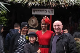 Với sự sôi động từ những bản nhạc và những điệu nhảy độc đáo, gian hàng của quốc gia Haiti luôn thu hút rất đông các thực khách. (Ảnh: Tiến Đạt/Vietnam+)