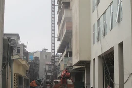 Vụ rơi thang máy xây dựng khiến 2 người chết và 1 người bị thương nặng. (Ảnh: Tiến Đạt/Vietnam+)