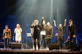 Các nghệ sỹ trong nhóm SpaceSpeakers cùng nhau hát vang ca khúc “Mẹ yêu” của nhạc sĩ Phương Uyên (Nguồn: BTC)