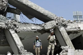 Cảnh đổ nát sau các cuộc không kích của liên quân tại khu vực phía Bắc thủ đô Sanaa ngày 31/5. (Nguồn: AFP/TTXVN)