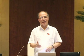  Chủ tịch Quốc hội Nguyễn Sinh Hùng điều khiển phần chất vấn và trả lời chất vấn. (Ảnh: Nhan Sáng/TTXVN)