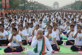 Thủ tướng Ấn Độ Narendra Modi (giữa) tham gia trình diễn Yoga tại New Delhi trong Ngày Quốc tế Yoga. (Nguồn: AFP/TTXVN)