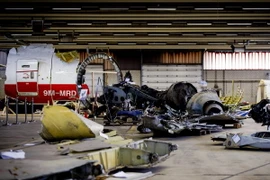 Các mảnh vỡ máy bay MH17 tại căn cứ không quân ở Rijen. (Nguồn: AFP/TTXVN)